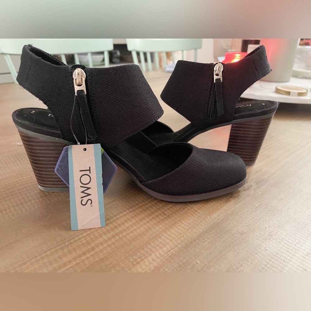 NWT TOMS Majorca Closed Toe